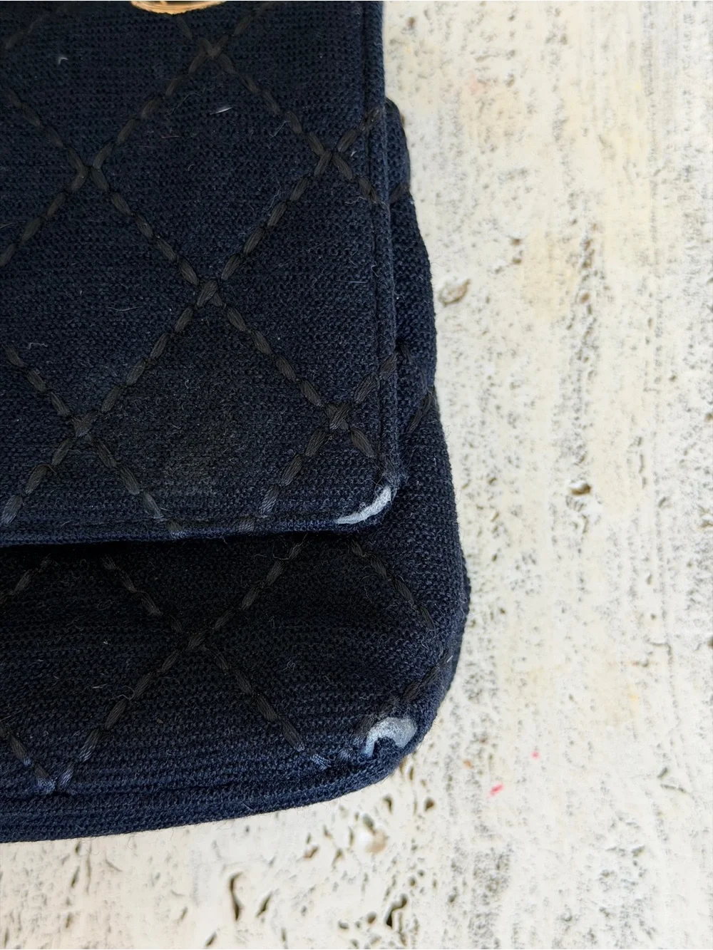 CHANEL Black Quilted Shoulder Bag with Gold Chain